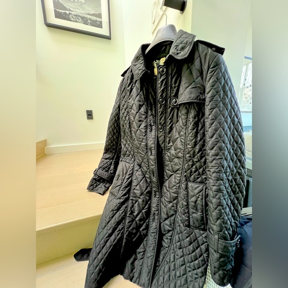 Classic Burberry quilted trench. Size 6 US. Loves but in fabulous shape. - Picture 1 of 7
